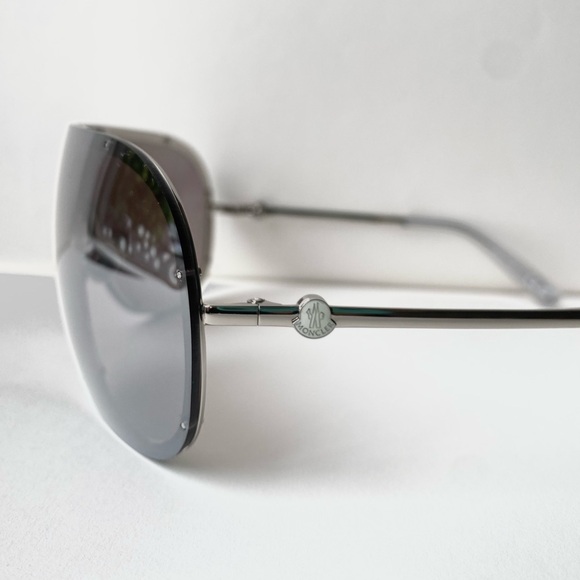 Authentic Moncler Shield Sunglasses with original cloth and case - Picture 5 of 8